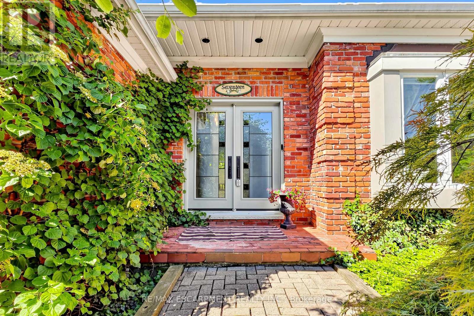 17 Flanders Drive, Hamilton, Ontario  L8B 0G6 - Photo 4 - X13489854