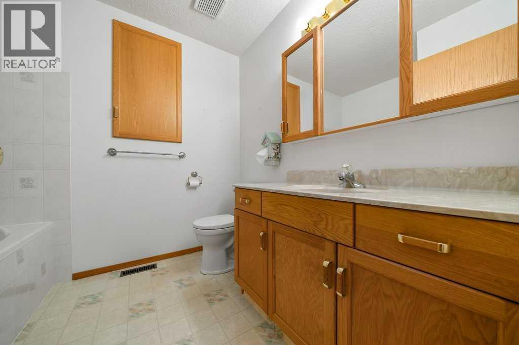 48 Park Meadows Court Se, Medicine Hat, Alberta  T1B 4C3 - Photo 16 - A2323896