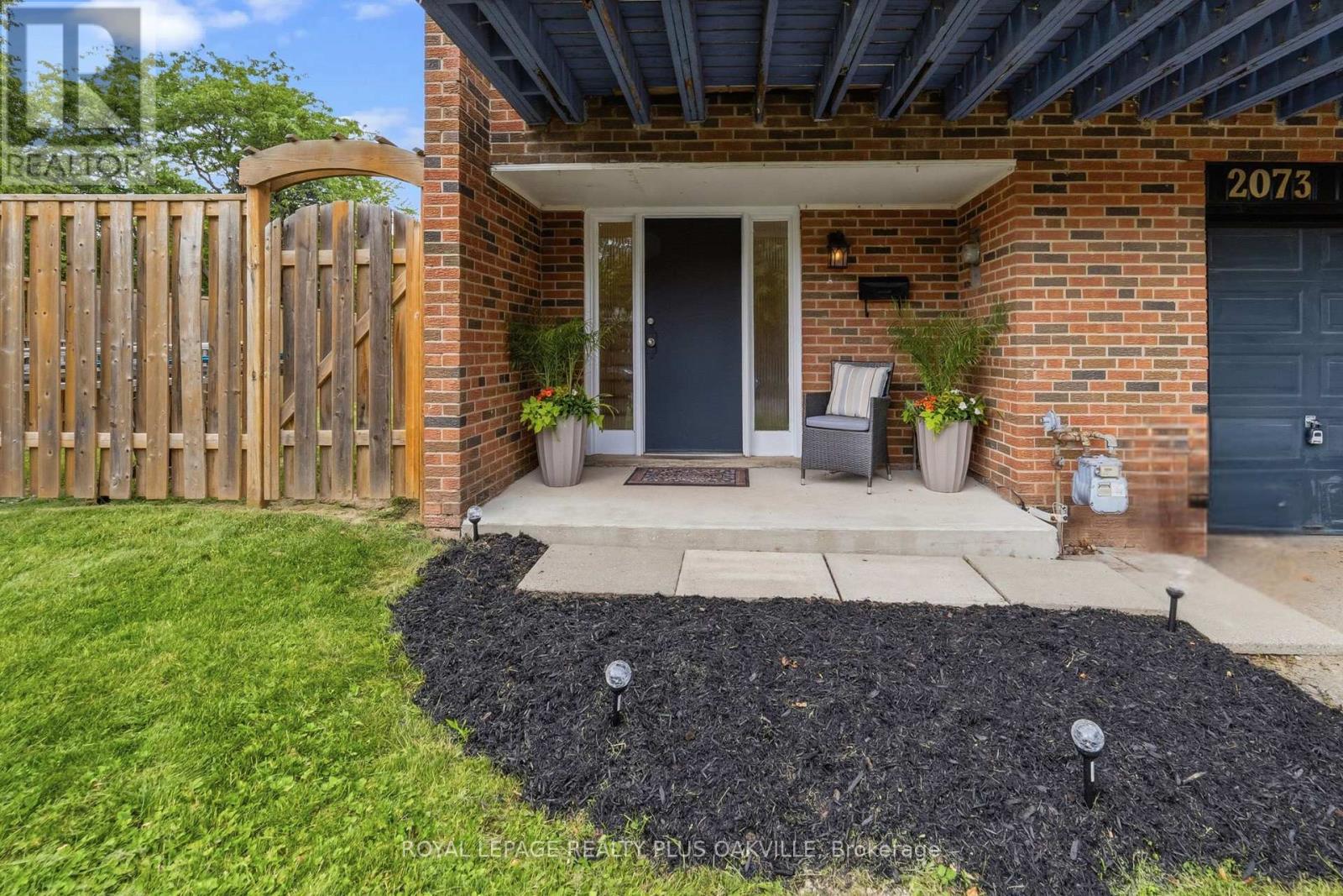 2073 Worthington Drive, Oakville, Ontario  L6L 1E2 - Photo 2 - W13490012