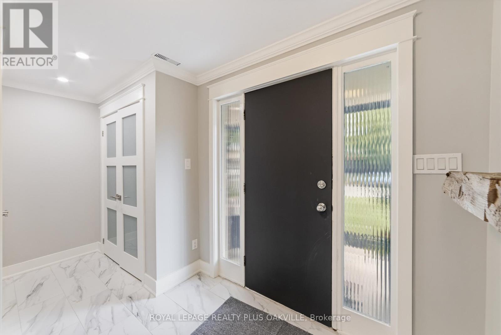 2073 Worthington Drive, Oakville, Ontario  L6L 1E2 - Photo 3 - W13490012
