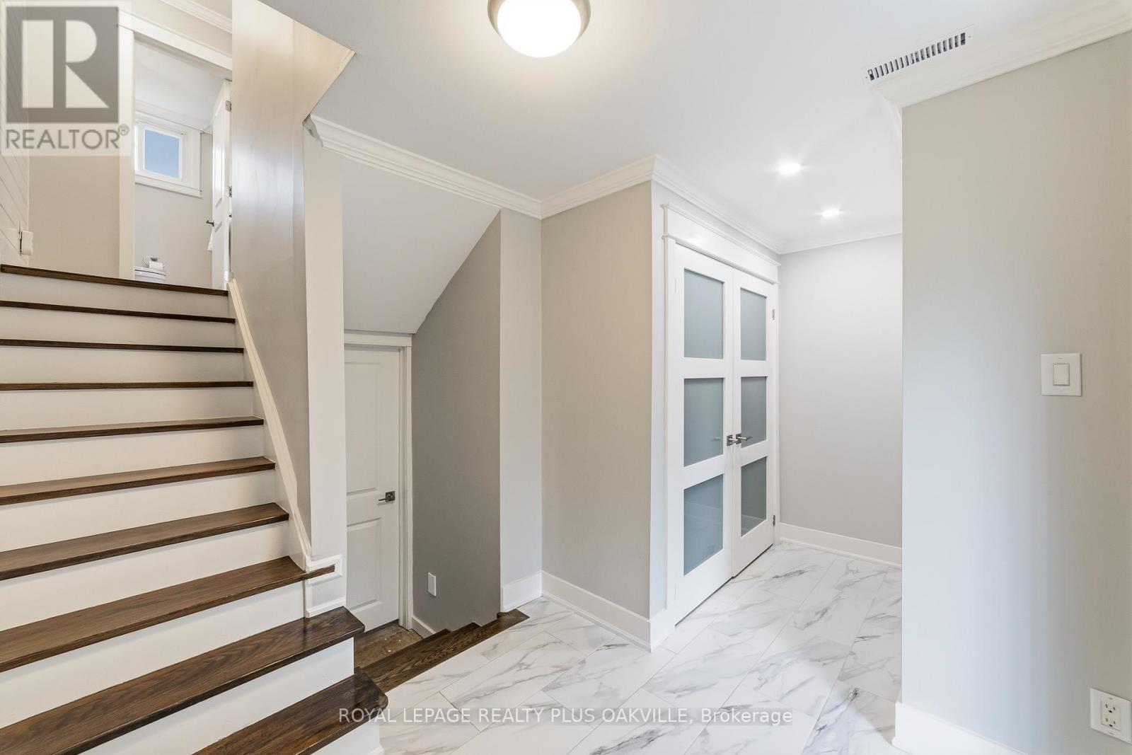 2073 Worthington Drive, Oakville, Ontario  L6L 1E2 - Photo 4 - W13490012