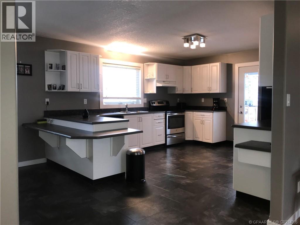 908 4 Avenue, Hines Creek, Alberta  T0H 2A0 - Photo 3 - A2318298