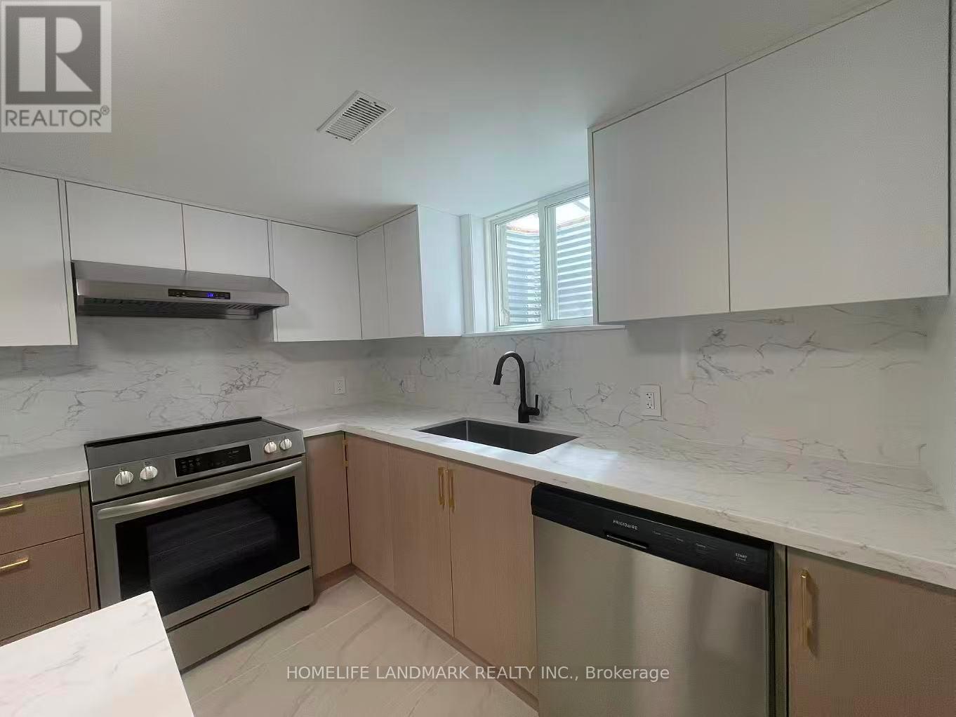 Unit 4 - 17 Rosemeade Avenue, Toronto, Ontario  M8Y 3A2 - Photo 5 - W13490310