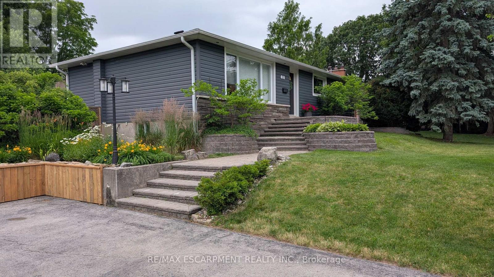 31 Algonquin Avenue, Hamilton, Ontario  L9H 7K9 - Photo 3 - X13124214