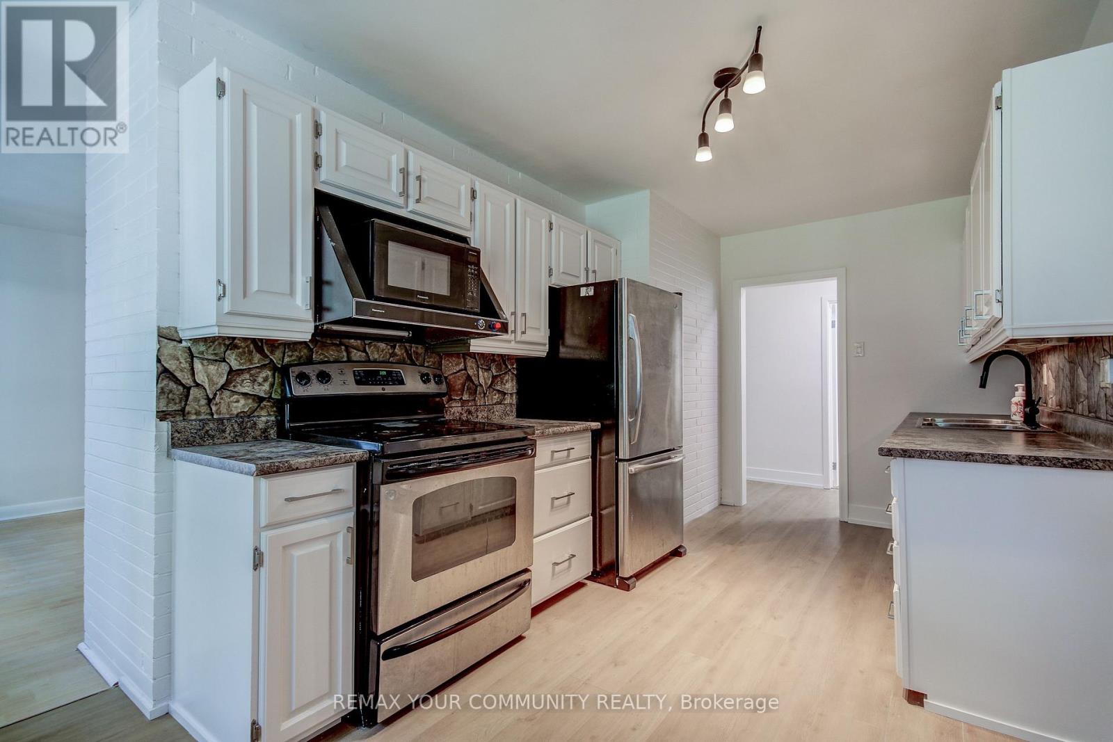 29 Wareham Drive, Mississauga, Ontario  L5M 1B8 - Photo 2 - W13490526