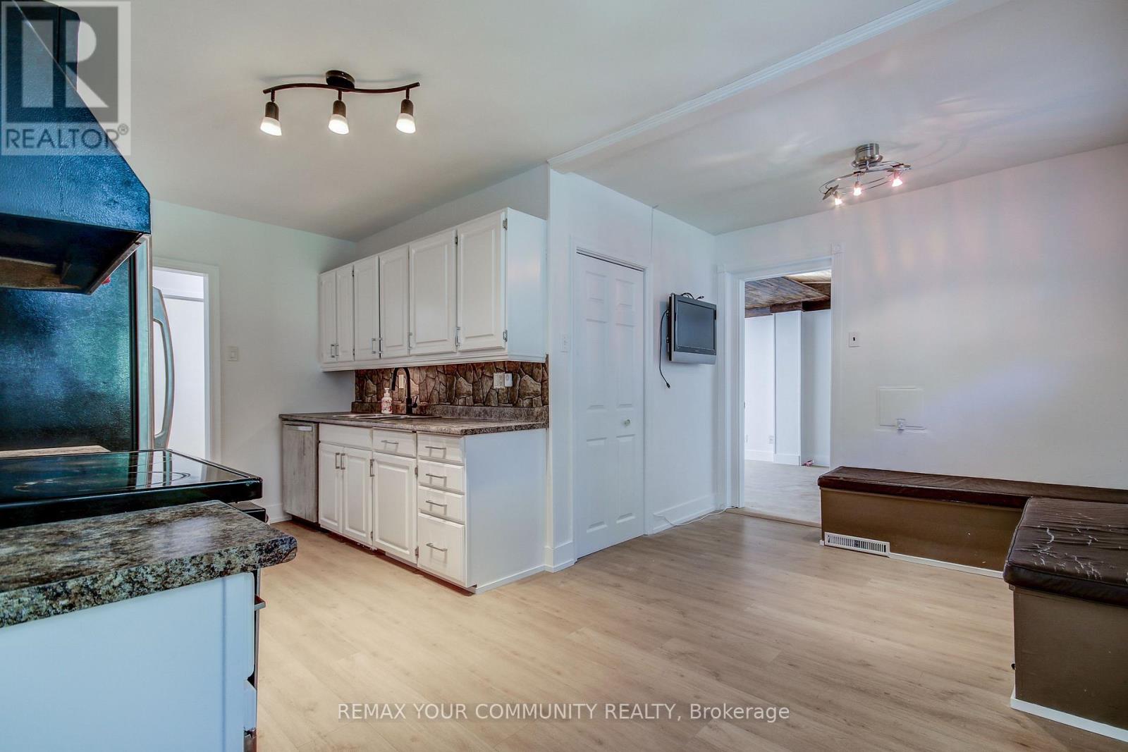 29 Wareham Drive, Mississauga, Ontario  L5M 1B8 - Photo 4 - W13490526