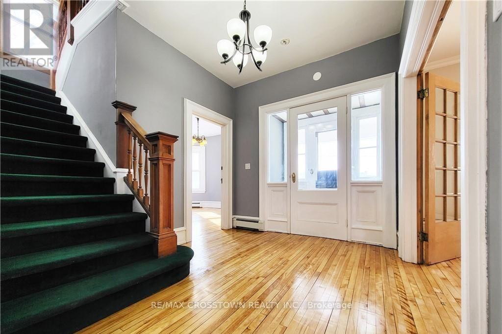 Front - 406 Algonquin Avenue, North Bay, Ontario  P1B 4W5 - Photo 2 - X13490472