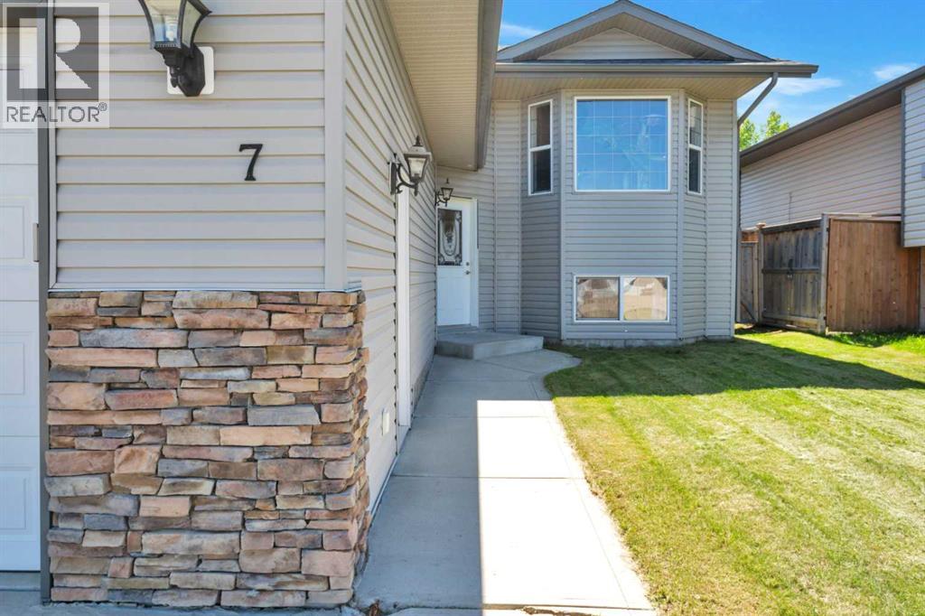 7 Firdale Close, Sylvan Lake, Alberta  T4S 2M1 - Photo 4 - A2310848