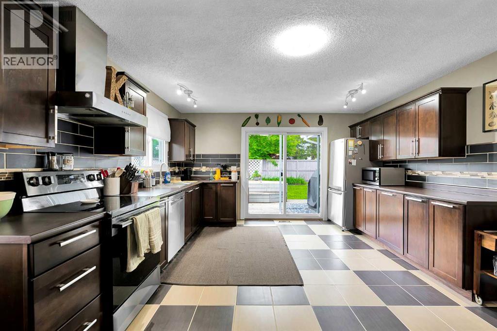 131 Deer Run Close Se, Calgary, Alberta  T2J 5P7 - Photo 8 - A2317112