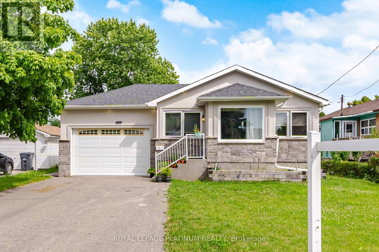 19 Golding Avenue, Brampton, Ontario  L6W 1M5 - Photo 2 - W13490576