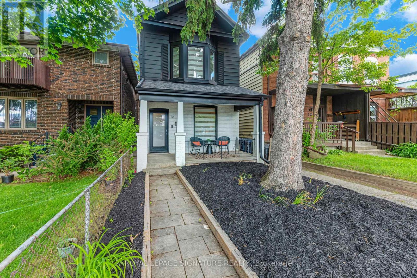 <div class="slider-price">$1,749,000</div><p>16 Essex Street, Toronto, Ontario</p>