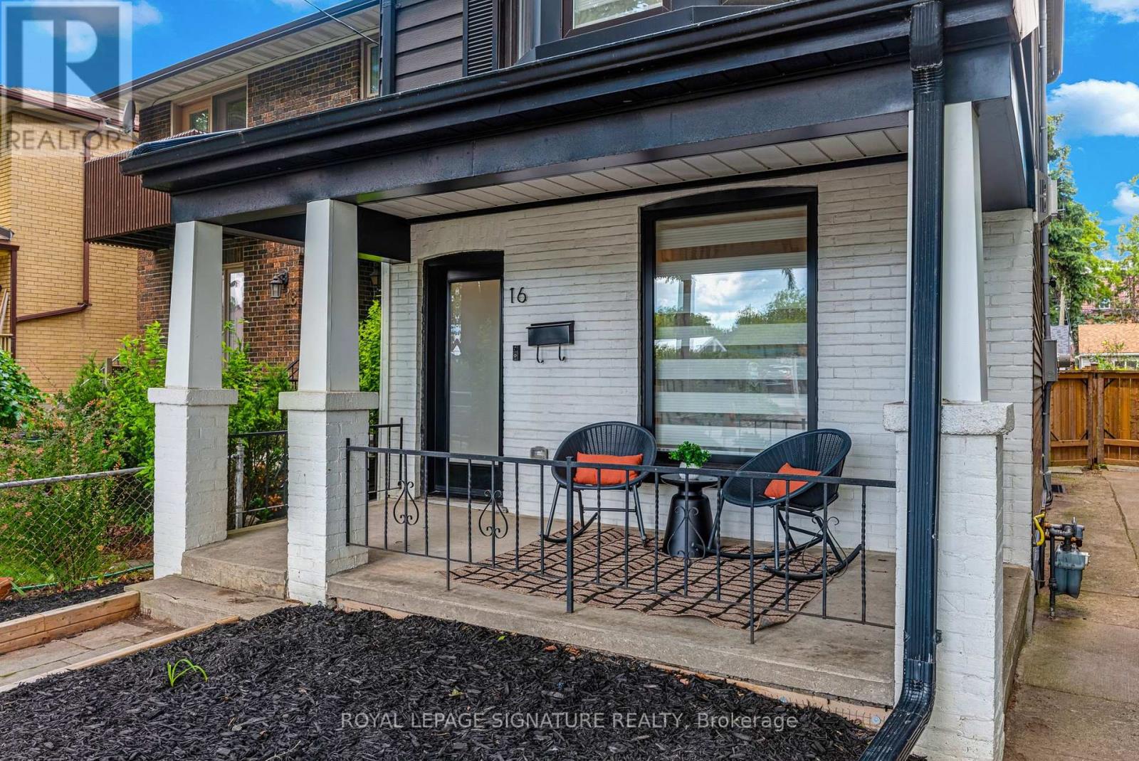 16 Essex Street, Toronto, Ontario  M6G 1T3 - Photo 2 - W13490712