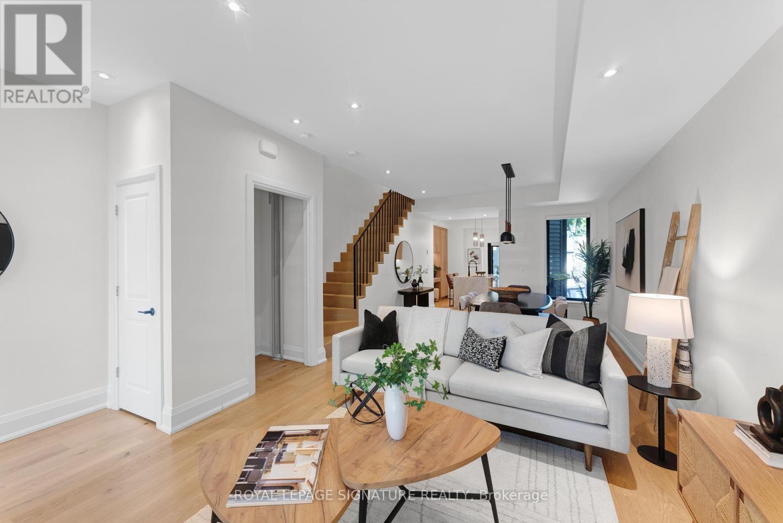 16 Essex Street, Toronto, Ontario  M6G 1T3 - Photo 5 - W13490712