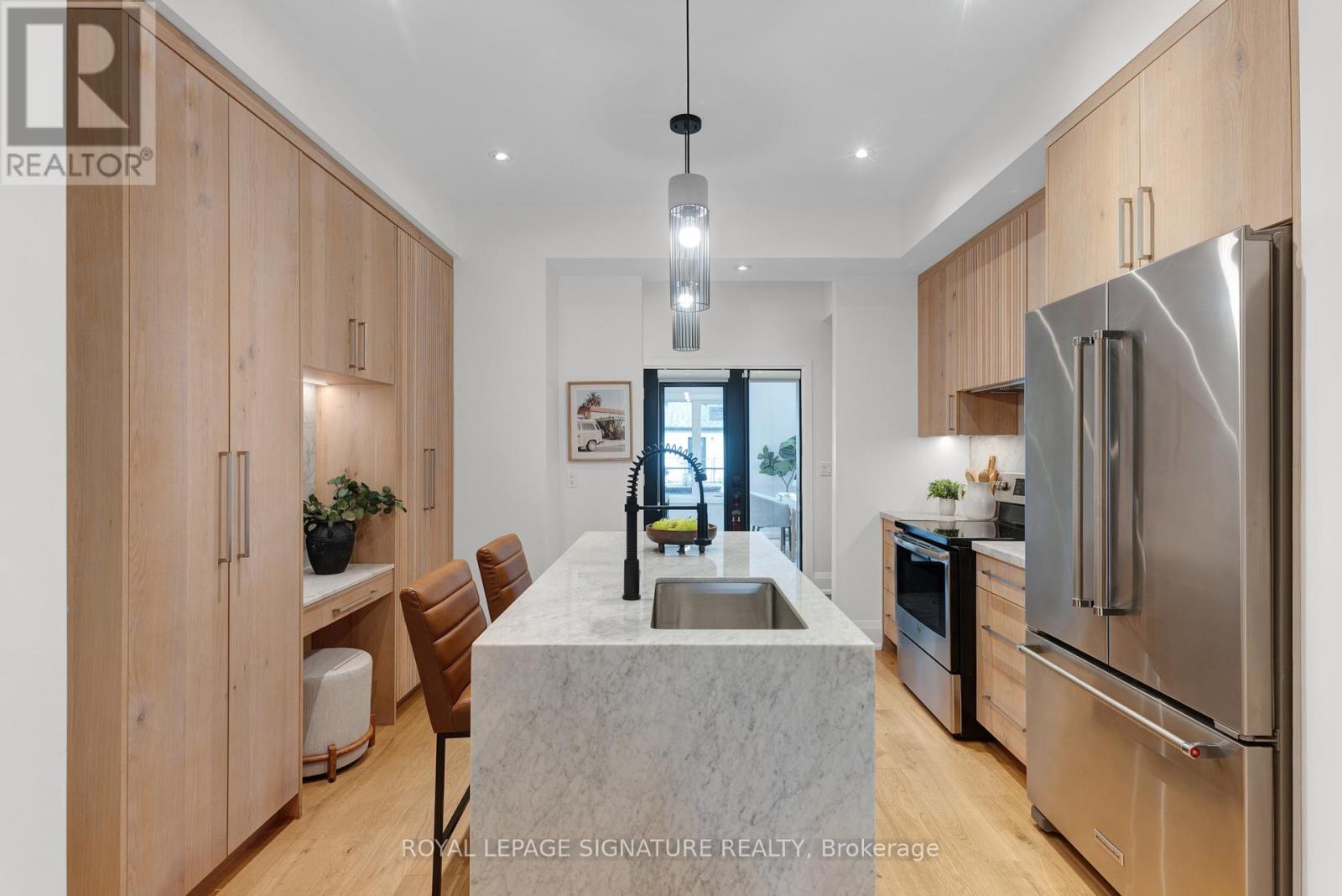 16 Essex Street, Toronto, Ontario  M6G 1T3 - Photo 8 - W13490712