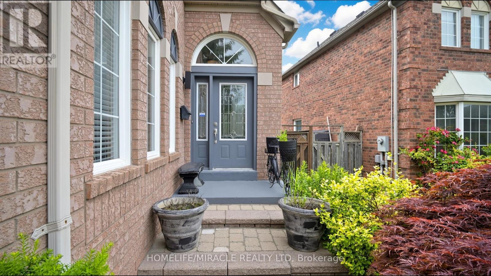 2873 Peacock Drive, Mississauga, Ontario  L5M 5S2 - Photo 3 - W13490764