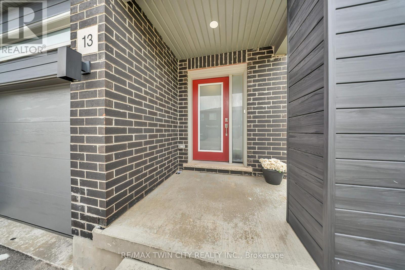 13 Pony Way, Kitchener, Ontario  N2R 0R8 - Photo 4 - X13490680