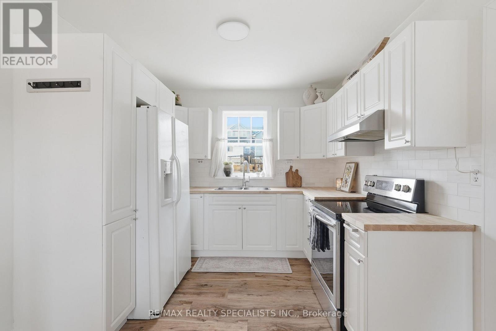 196 QUEEN STREET W