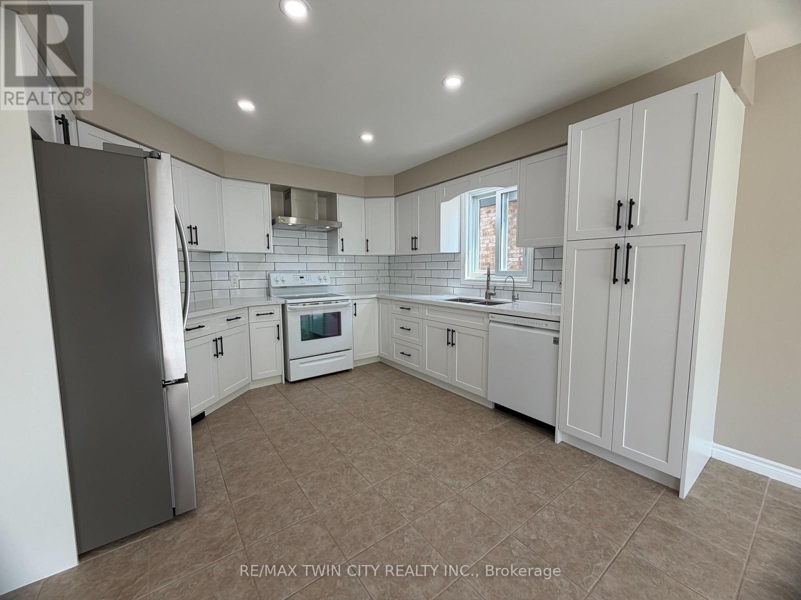 457 Dansbury Drive, Waterloo, Ontario  N2K 4K5 - Photo 5 - X13490840