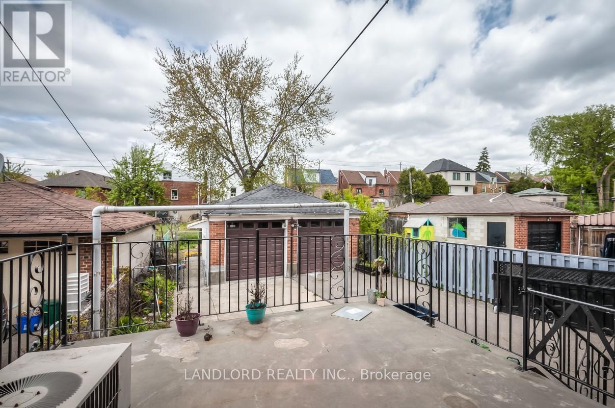 Main - 36 Yore Road, Toronto, Ontario  M6M 1W5 - Photo 4 - W13490916