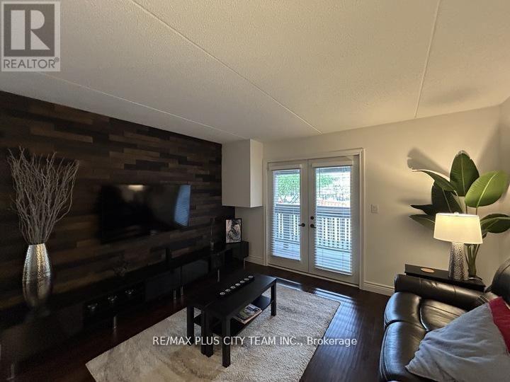 220 - 2030 Cleaver Avenue, Burlington, Ontario  L7M 4C3 - Photo 2 - W13491088