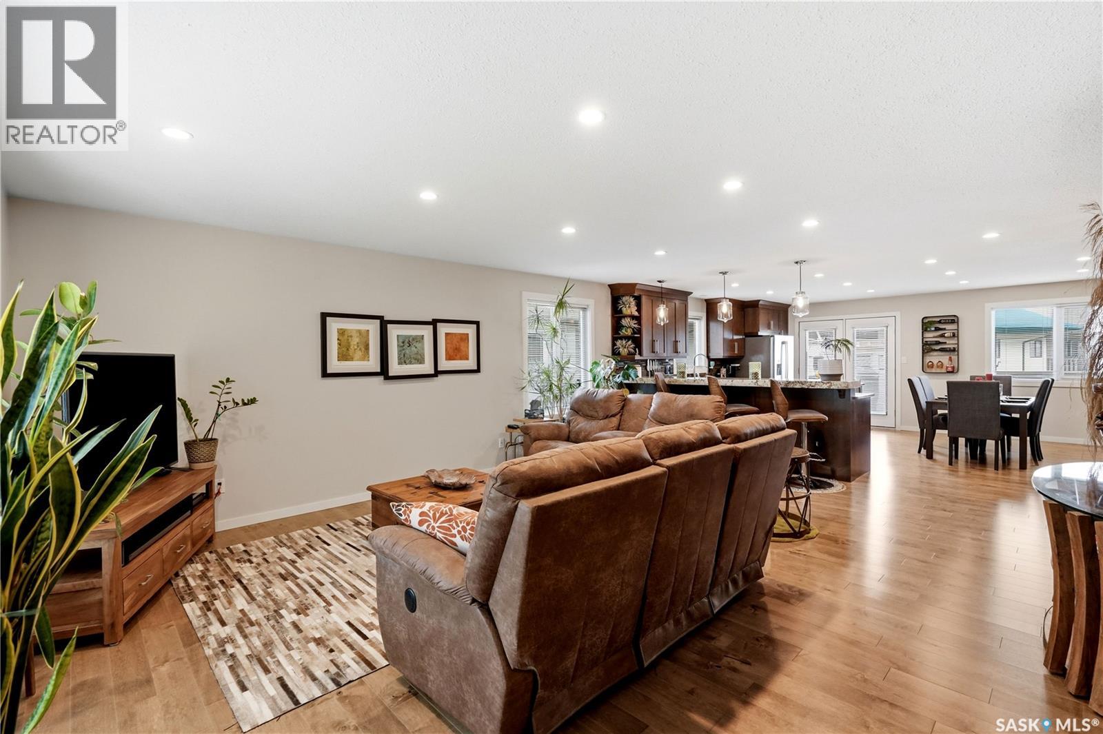 3352 Brookshire Lane, Regina, Saskatchewan  S4V 2R1 - Photo 3 - SK040705