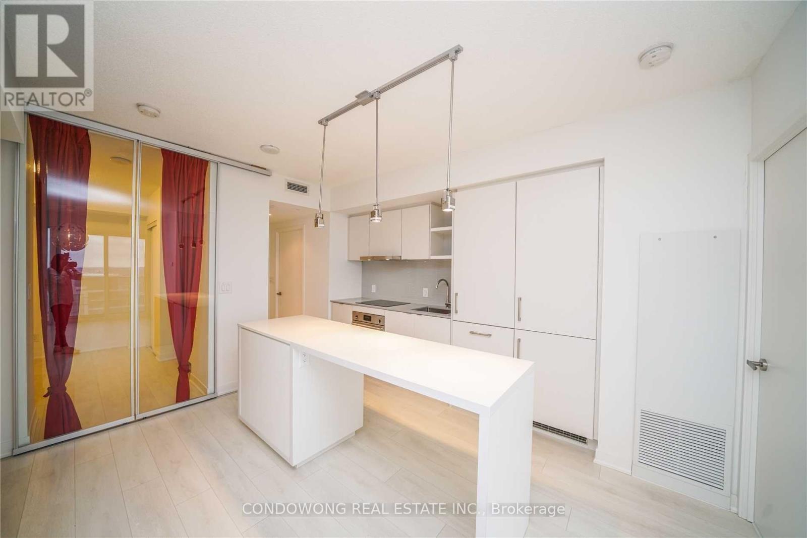 5706 - 88 Harbour Street, Toronto, Ontario  M5J 0C3 - Photo 2 - C13491402