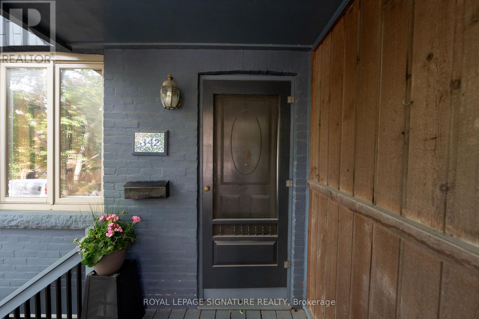 342 Logan Avenue, Toronto, Ontario  M4M 2N7 - Photo 4 - E13491348