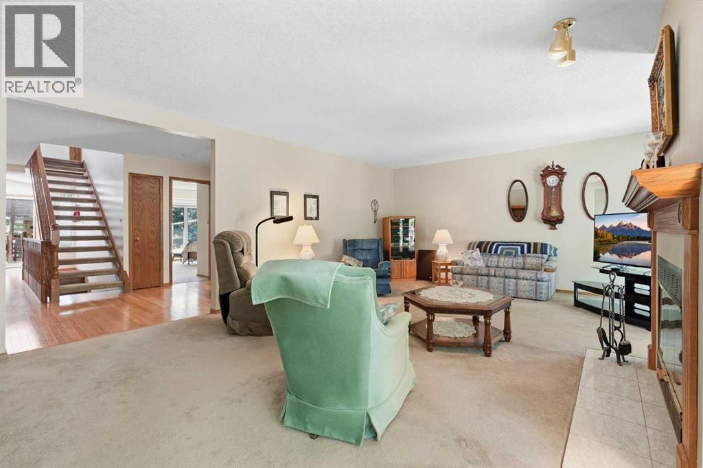 22a Woodmeadow Close Sw, Calgary, Alberta  T2W 4L8 - Photo 6 - A2317102