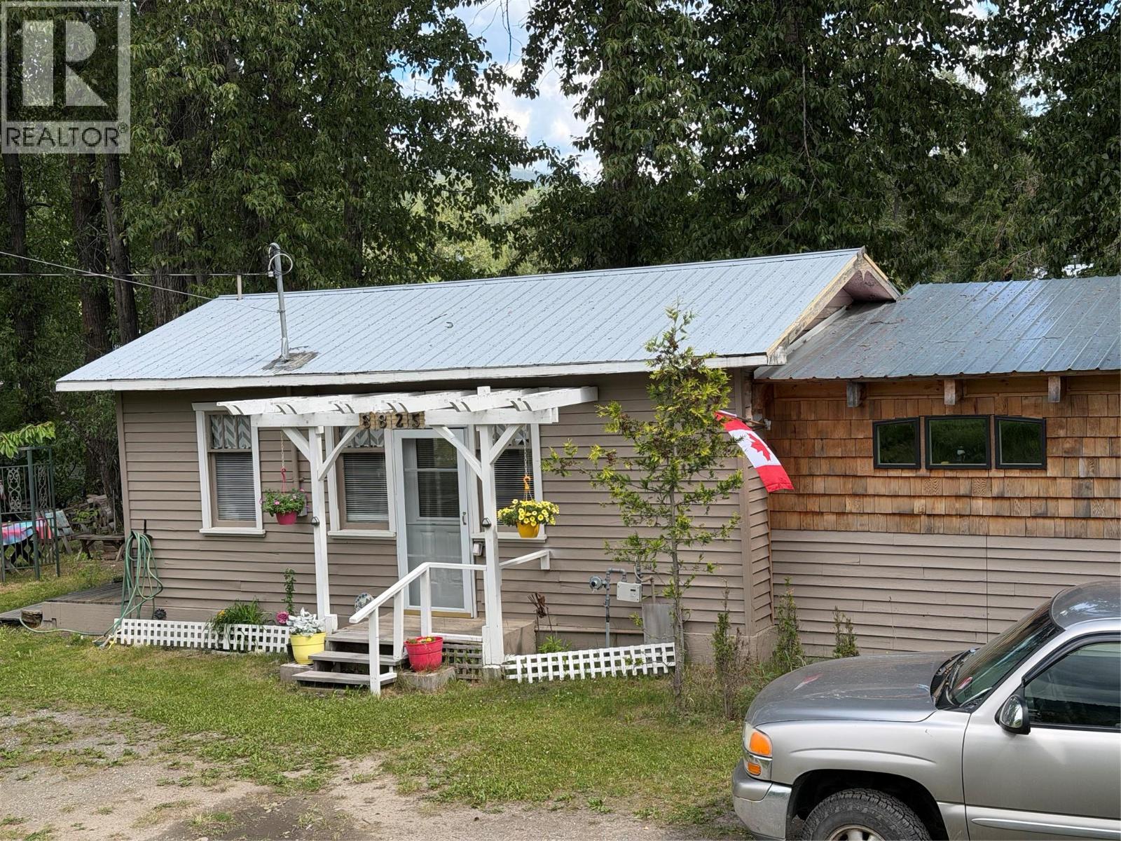 8825 Highway 3/95, Yahk, British Columbia  V0B 2P0 - Photo 3 - 10392677