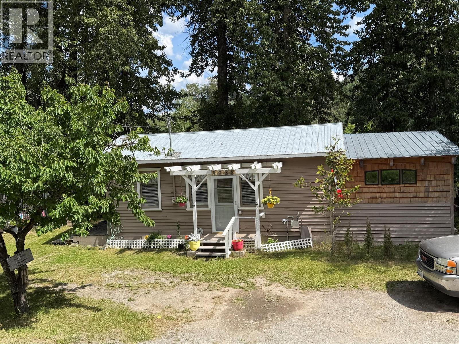 8825 Highway 3/95, Yahk, British Columbia  V0B 2P0 - Photo 2 - 10392677