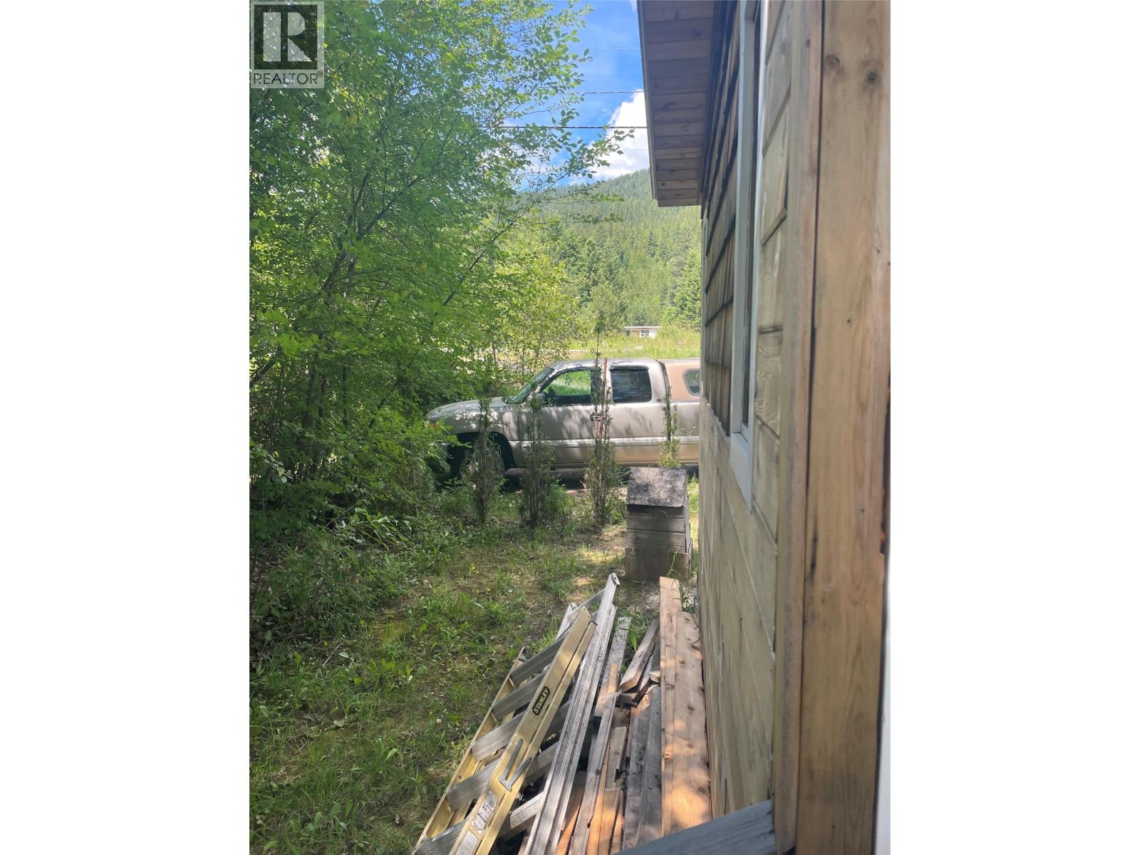 8825 Highway 3/95, Yahk, British Columbia  V0B 2P0 - Photo 24 - 10392677