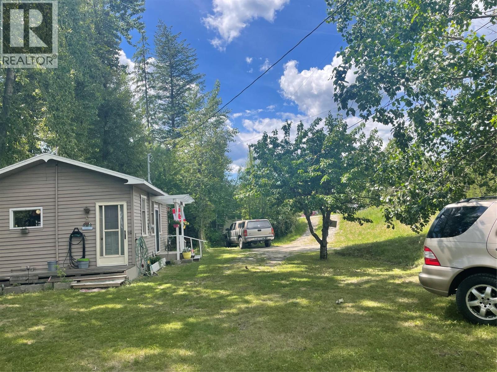 8825 Highway 3/95, Yahk, British Columbia  V0B 2P0 - Photo 36 - 10392677