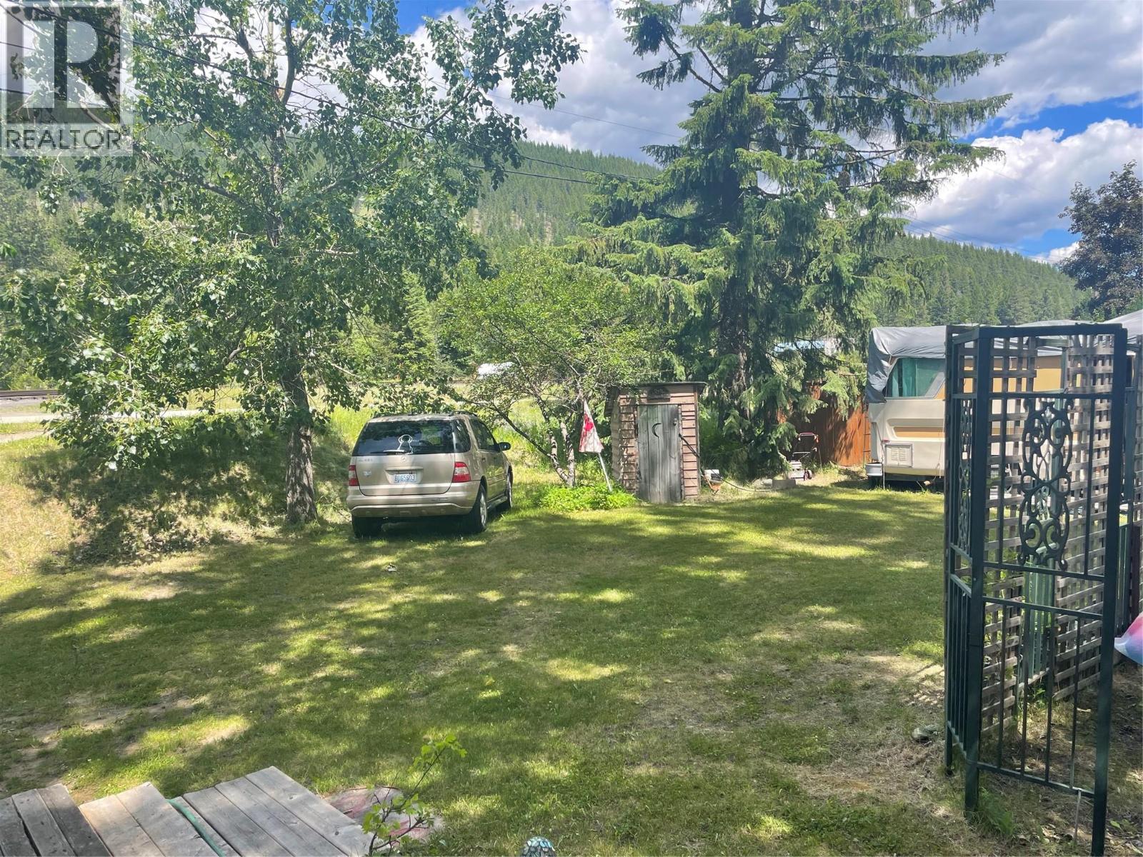 8825 Highway 3/95, Yahk, British Columbia  V0B 2P0 - Photo 26 - 10392677