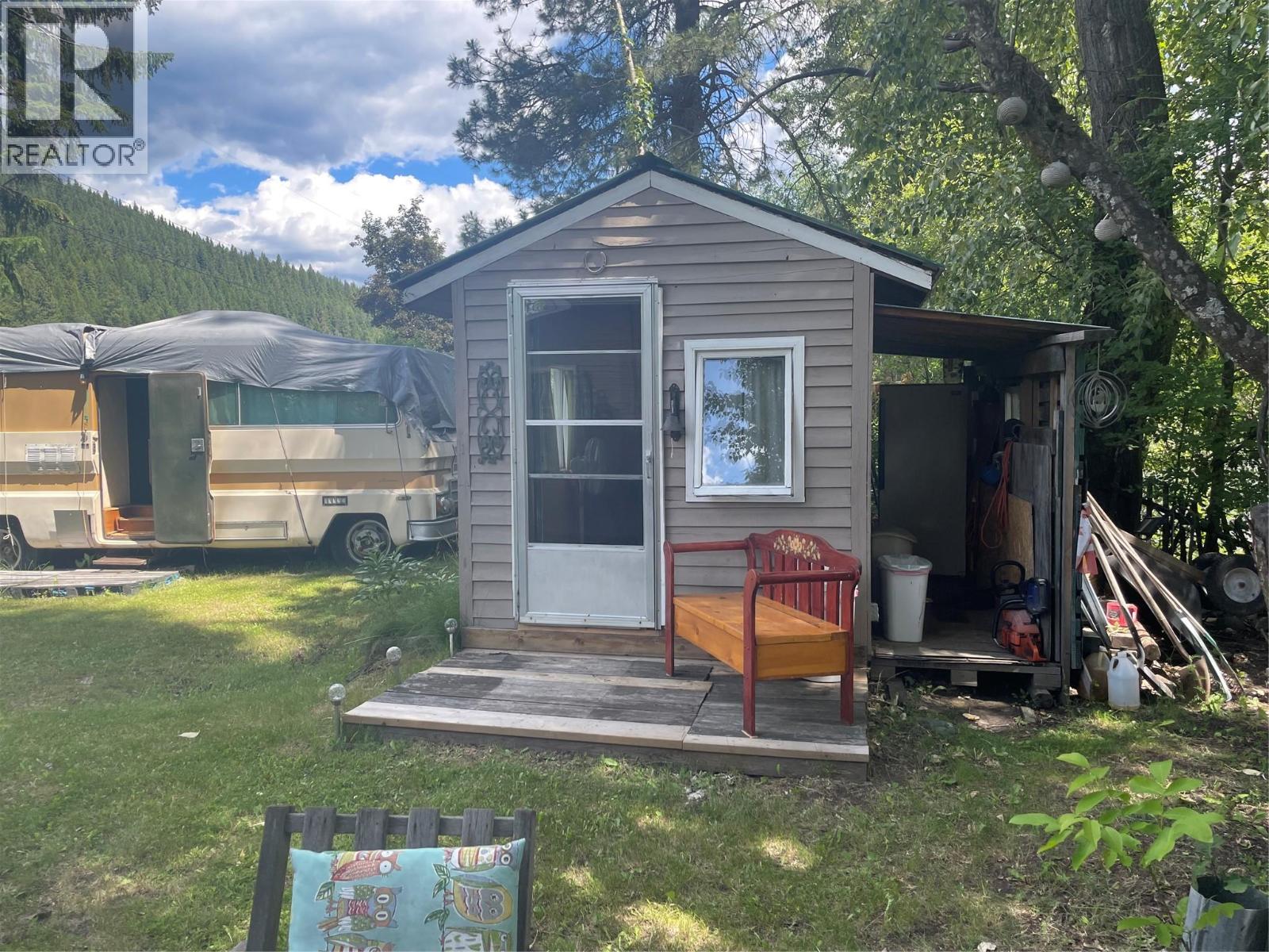 8825 Highway 3/95, Yahk, British Columbia  V0B 2P0 - Photo 28 - 10392677
