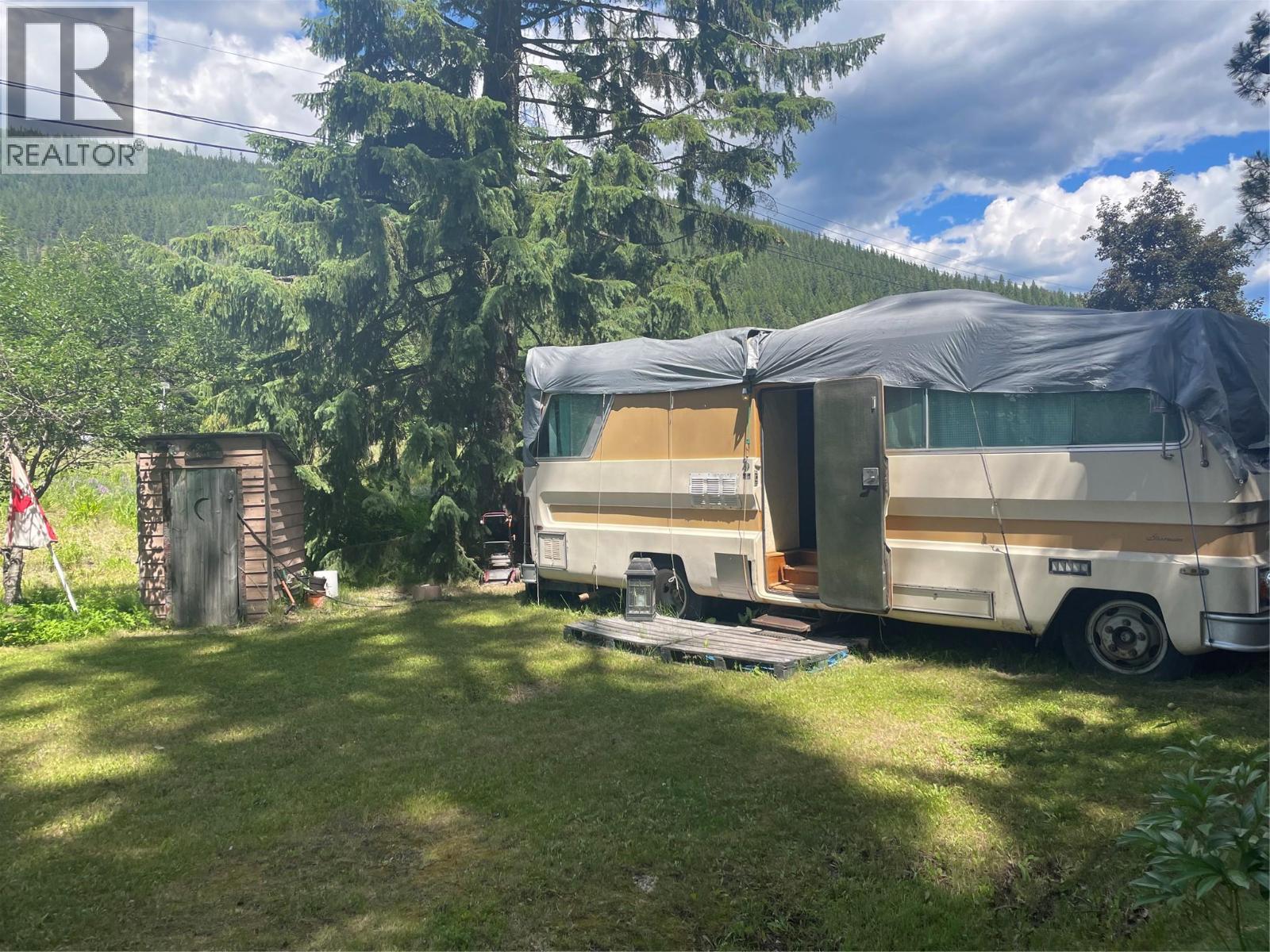 8825 Highway 3/95, Yahk, British Columbia  V0B 2P0 - Photo 34 - 10392677