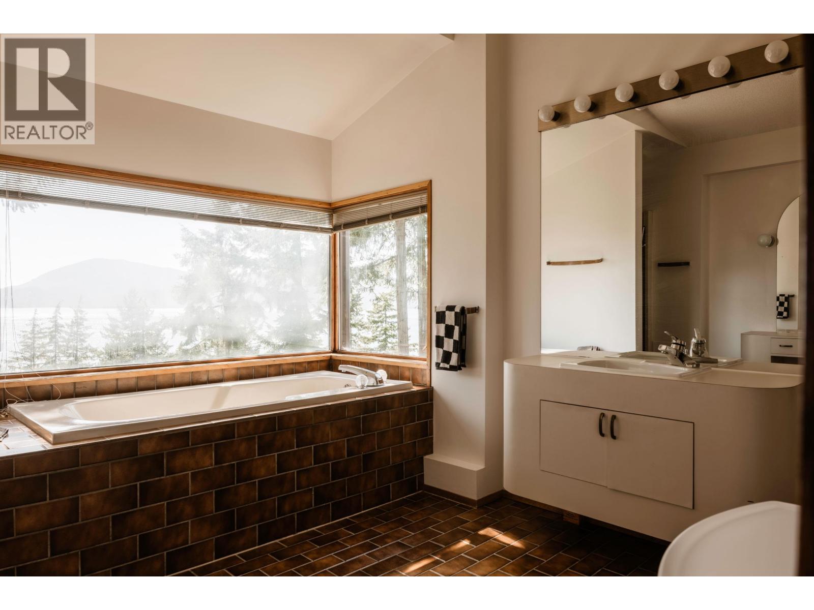 8595 Ansell Place, West Vancouver, British Columbia  V7W 2W3 - Photo 26 - R3140050