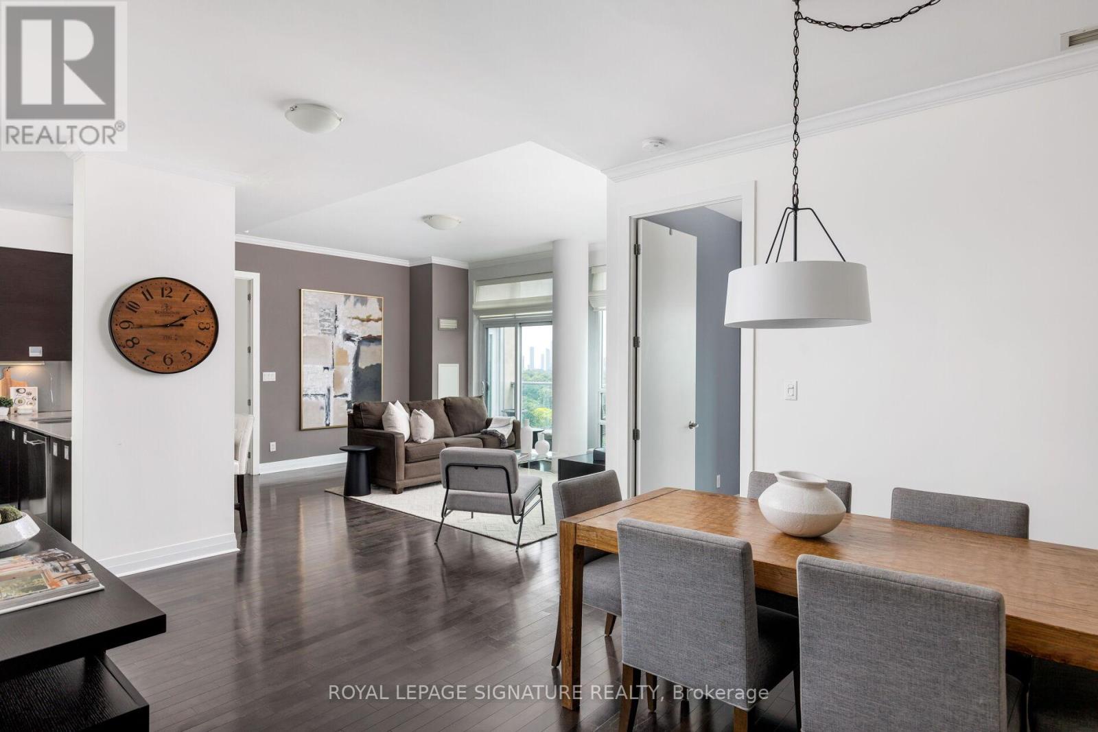 <div class="slider-price">$1,120,000</div><p>1011 - 3391 Bloor Street W, Toronto, Ontario</p>