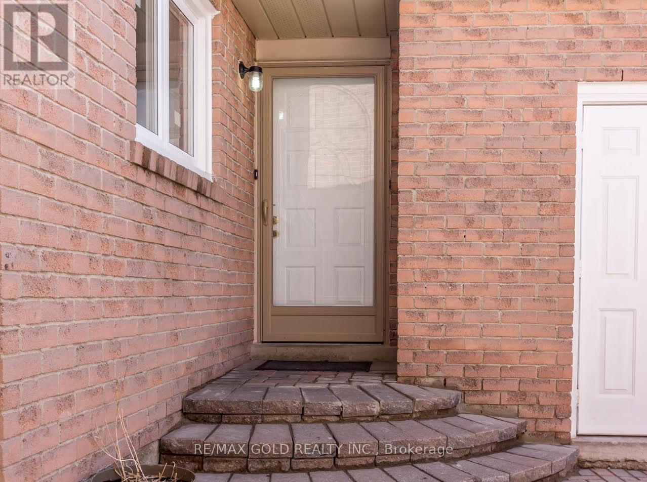 46 Kesteven Crescent, Brampton, Ontario  L6W 4C9 - Photo 2 - W13491642