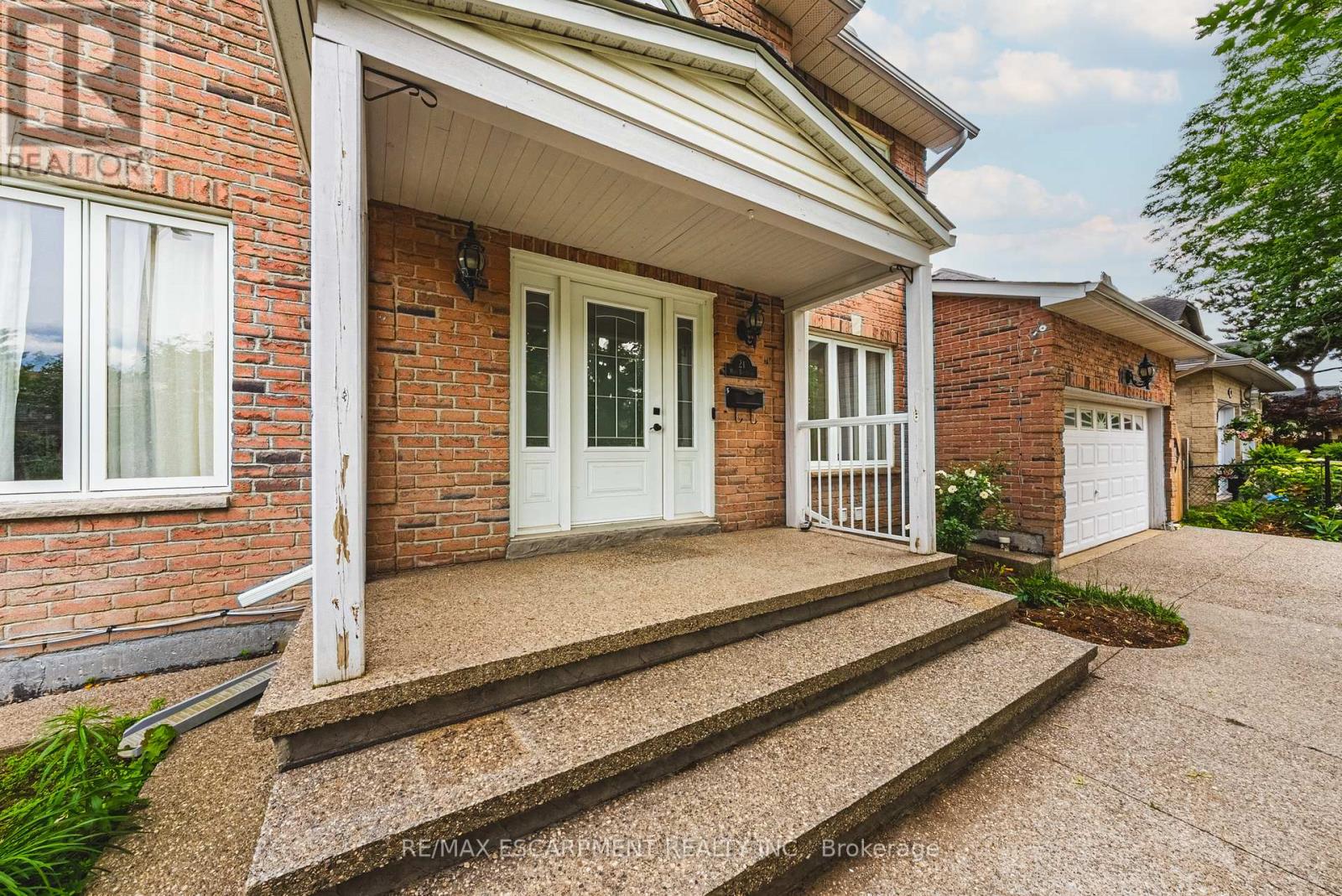 21 Moss Boulevard, Hamilton, Ontario  L9H 6S3 - Photo 2 - X13491654