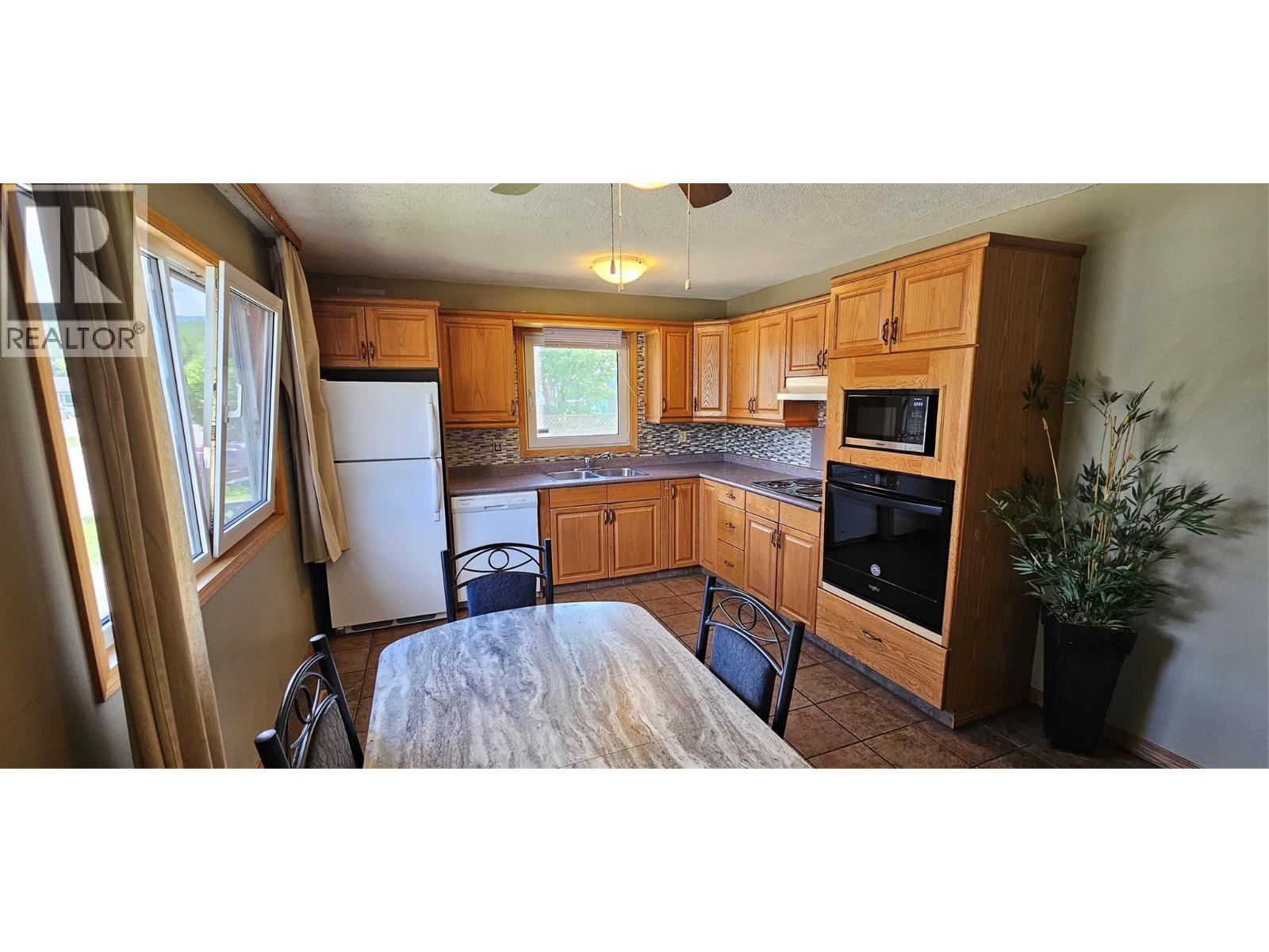 403 Balsam Street, Sparwood, British Columbia  V0B 2G0 - Photo 5 - 10392230