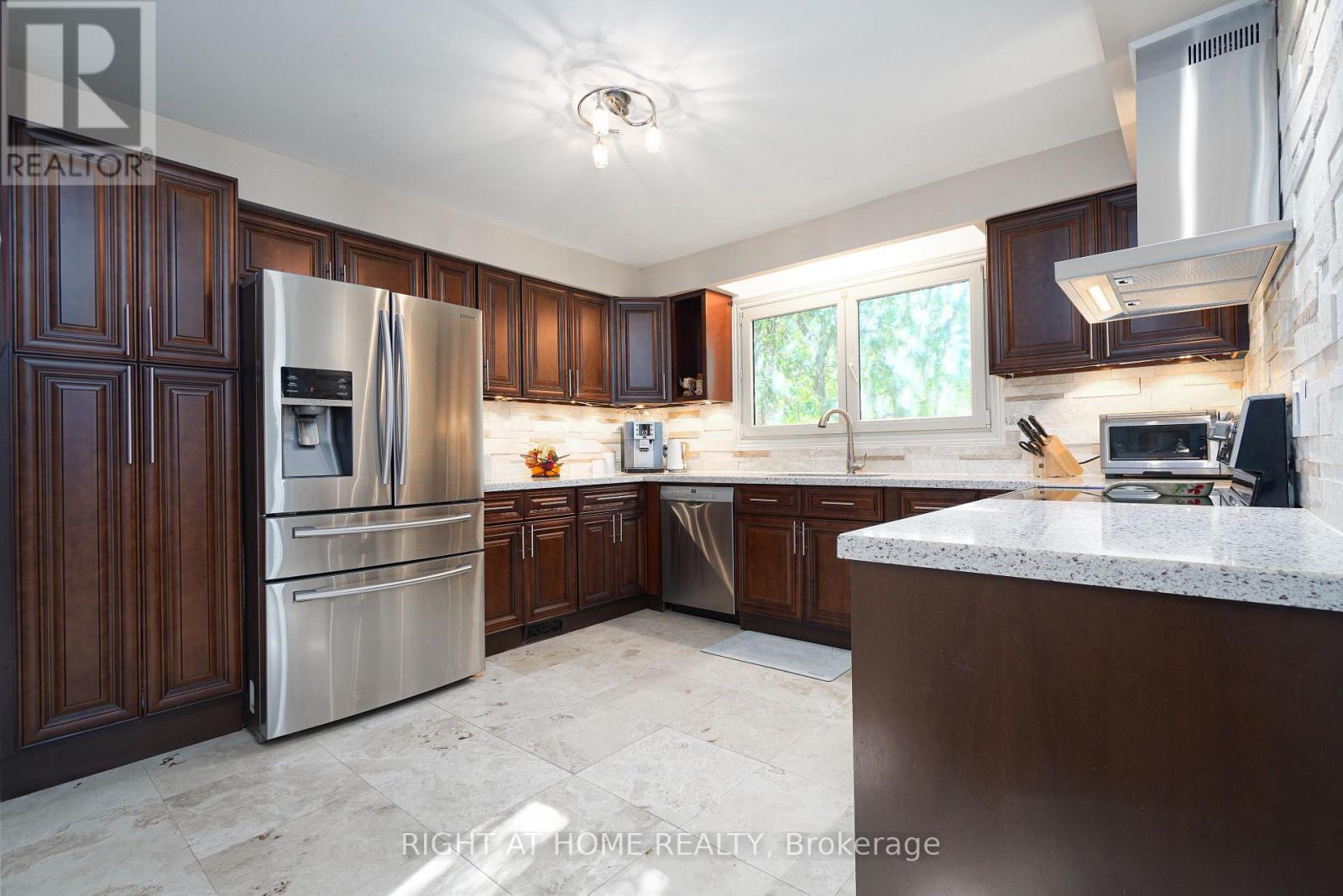 220 Overton Place, Oakville, Ontario  L6H 1E9 - Photo 3 - W13491954