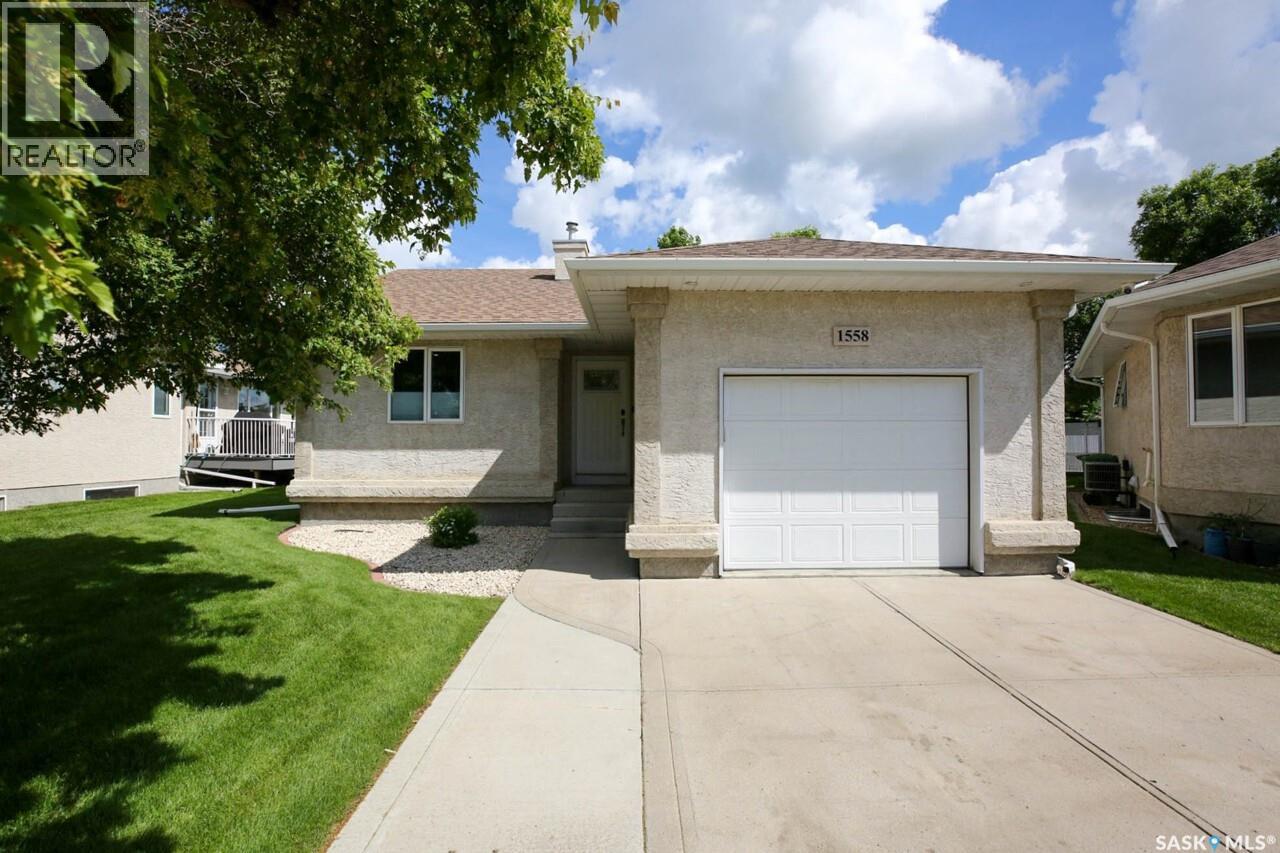 1558 DEWDNEY BAY E, Regina, Saskatchewan
