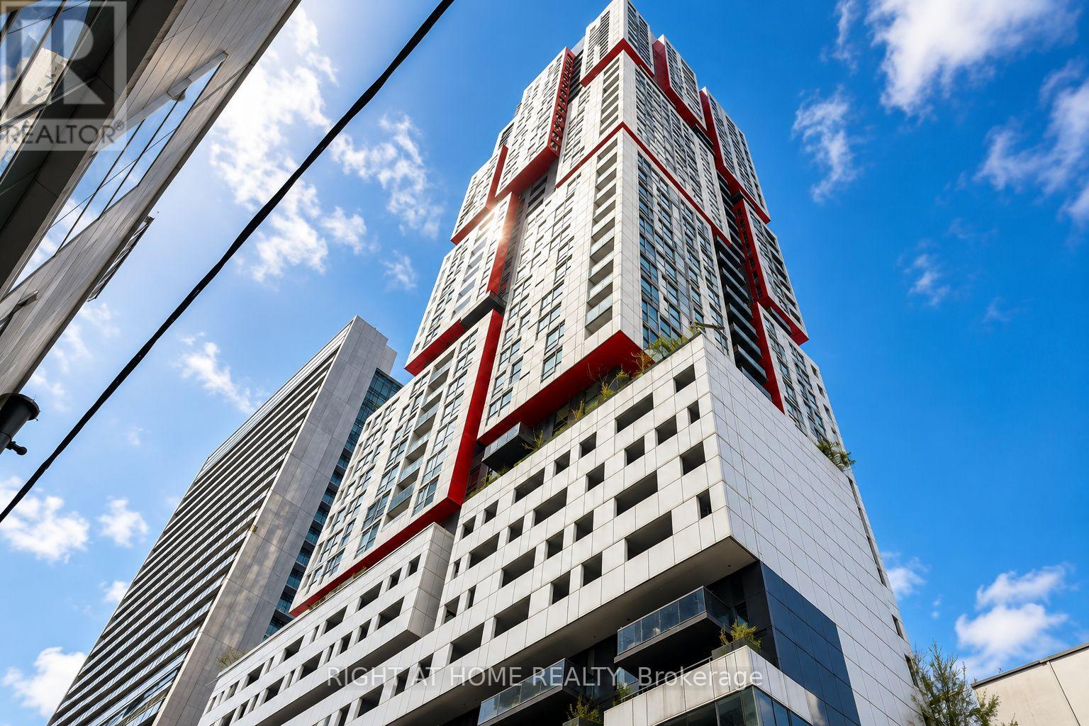 <div class="slider-price">$629,000</div><p>1408 - 318 Richmond Street W, Toronto, Ontario</p>
