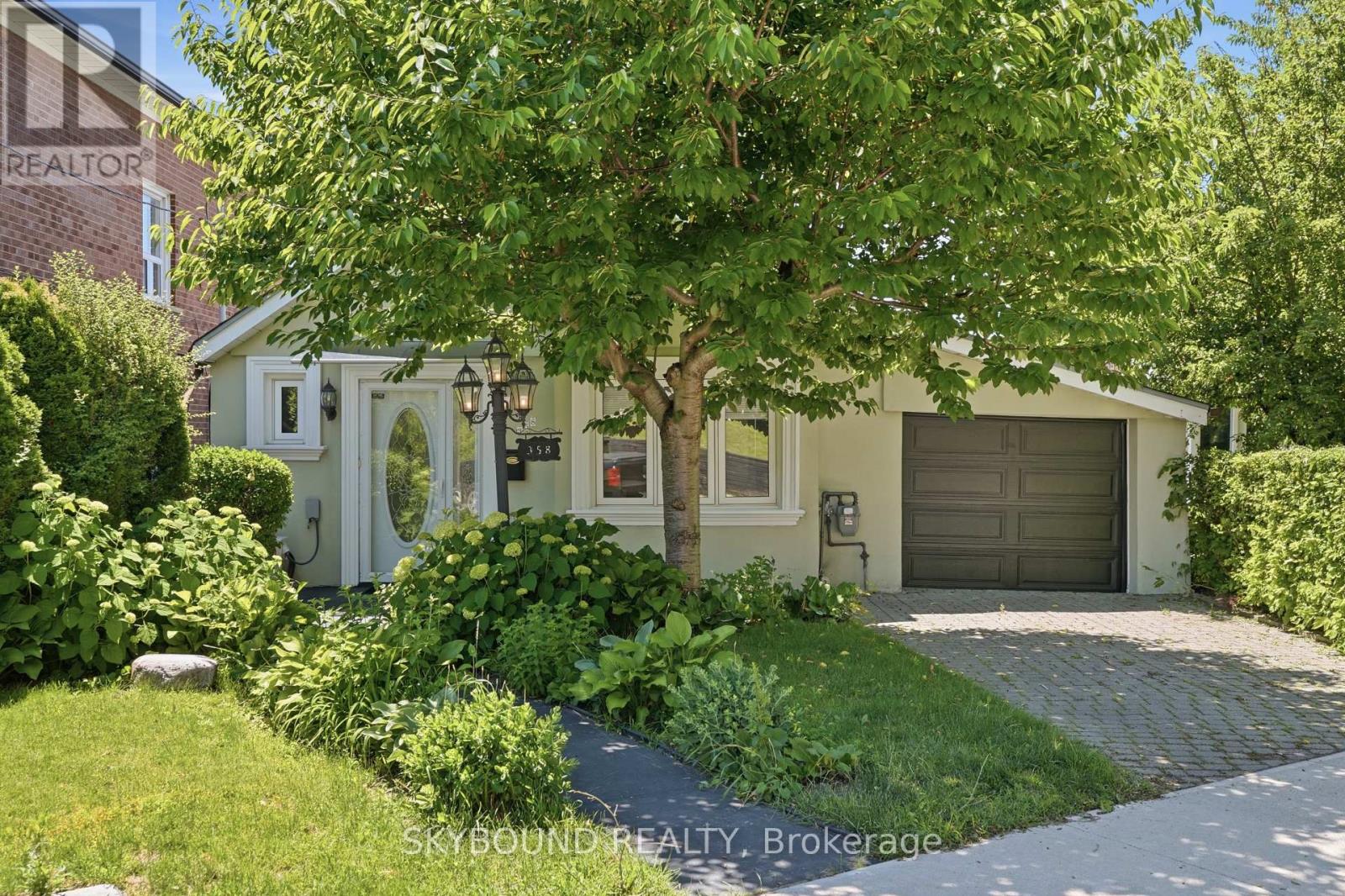 <div class="slider-price">$925,000</div><p>358 Silverthorn Avenue, Toronto, Ontario</p>
