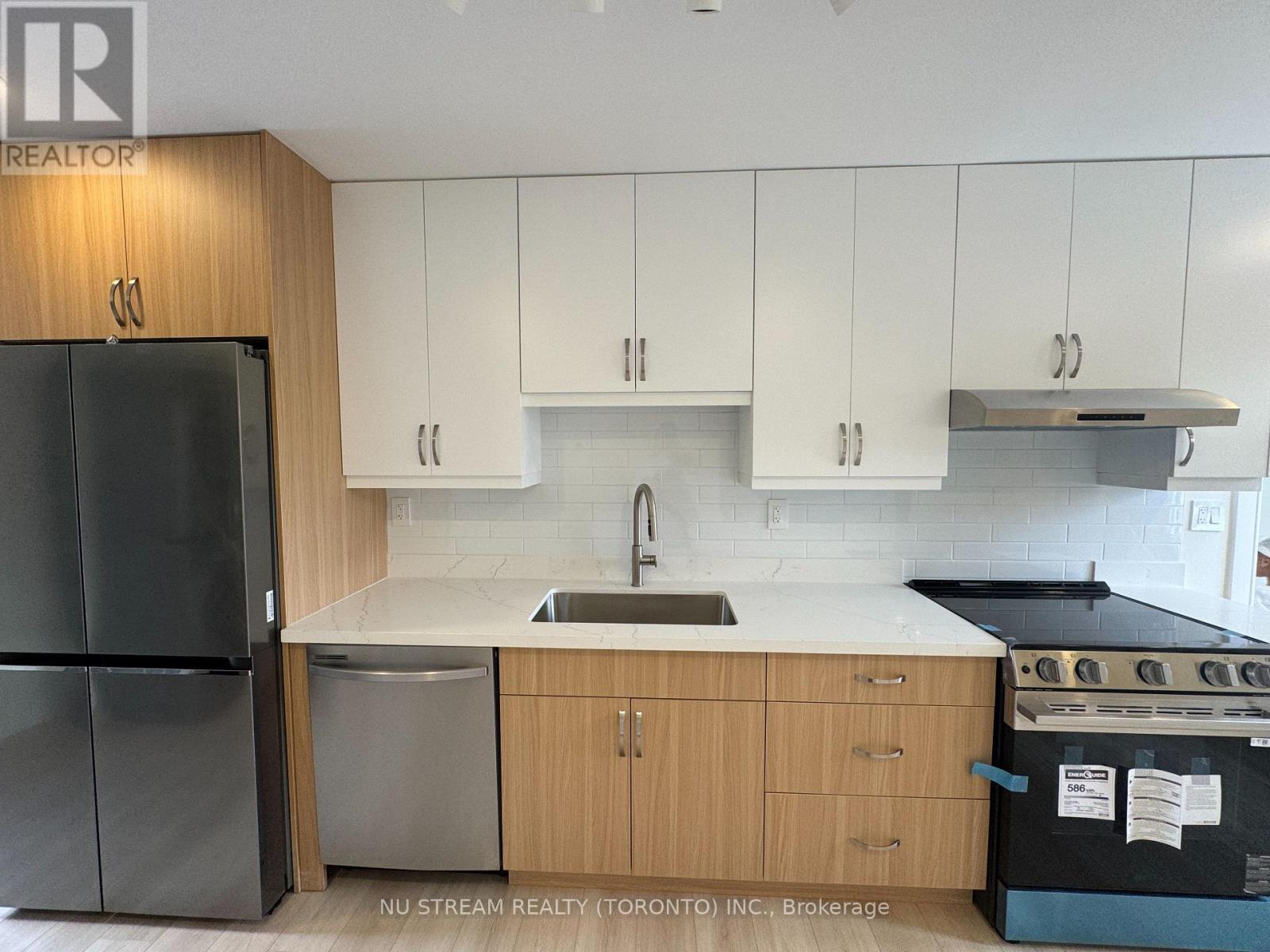 Unit 4 - 42 Bartley Drive, Toronto, Ontario  M4A 1B9 - Photo 4 - C13492120