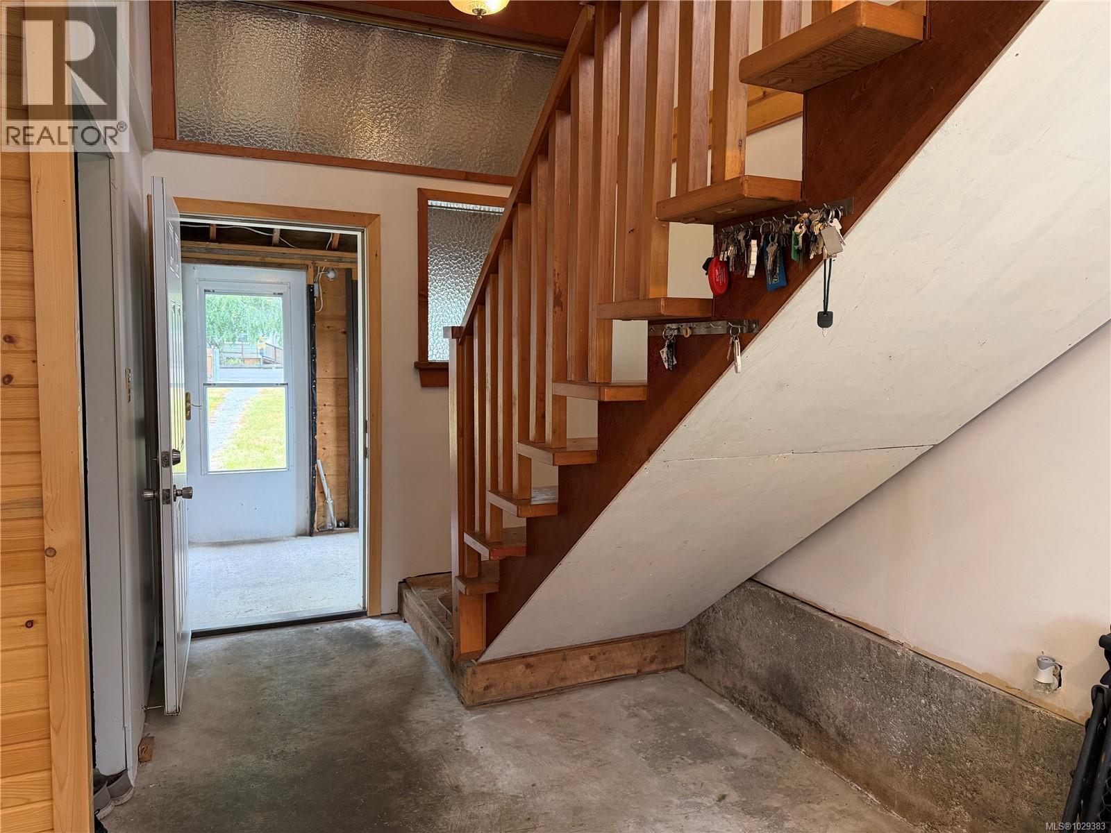 147 Maquinna Ave, Zeballos, British Columbia  V0P 2A0 - Photo 2 - 1029383