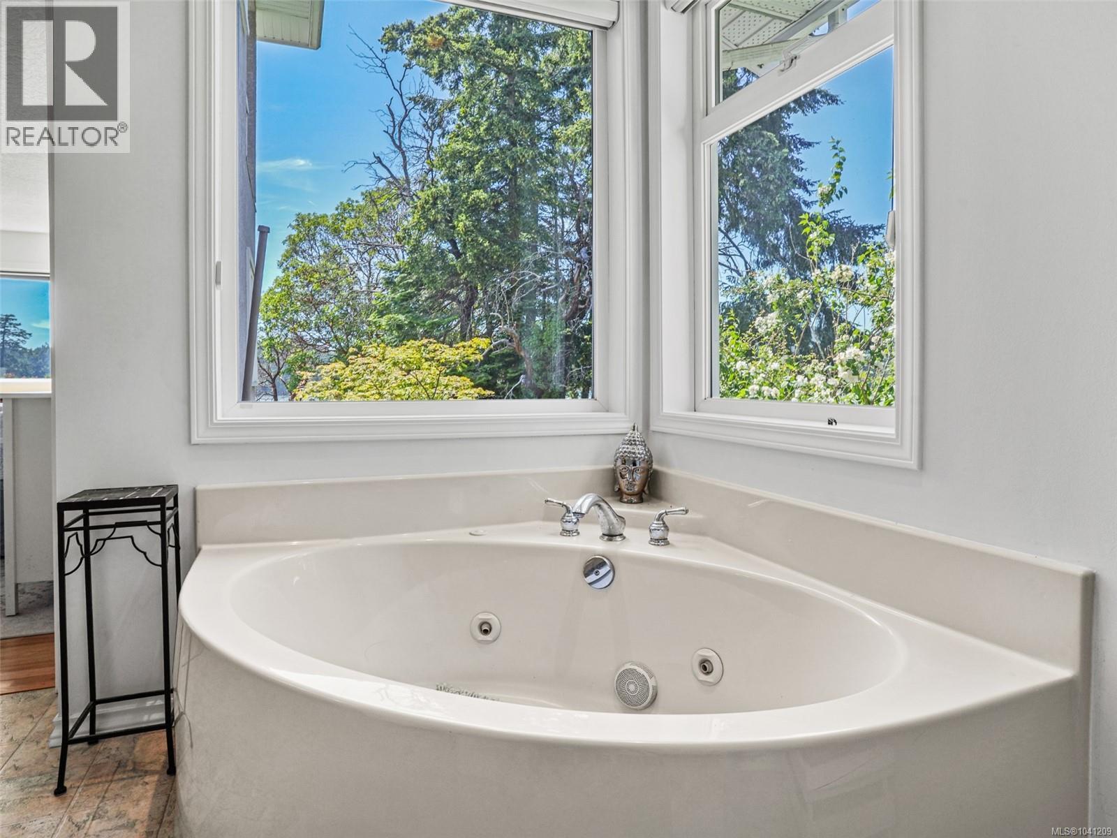 549 View Royal Ave, View Royal, British Columbia  V9B 1B9 - Photo 10 - 1041209
