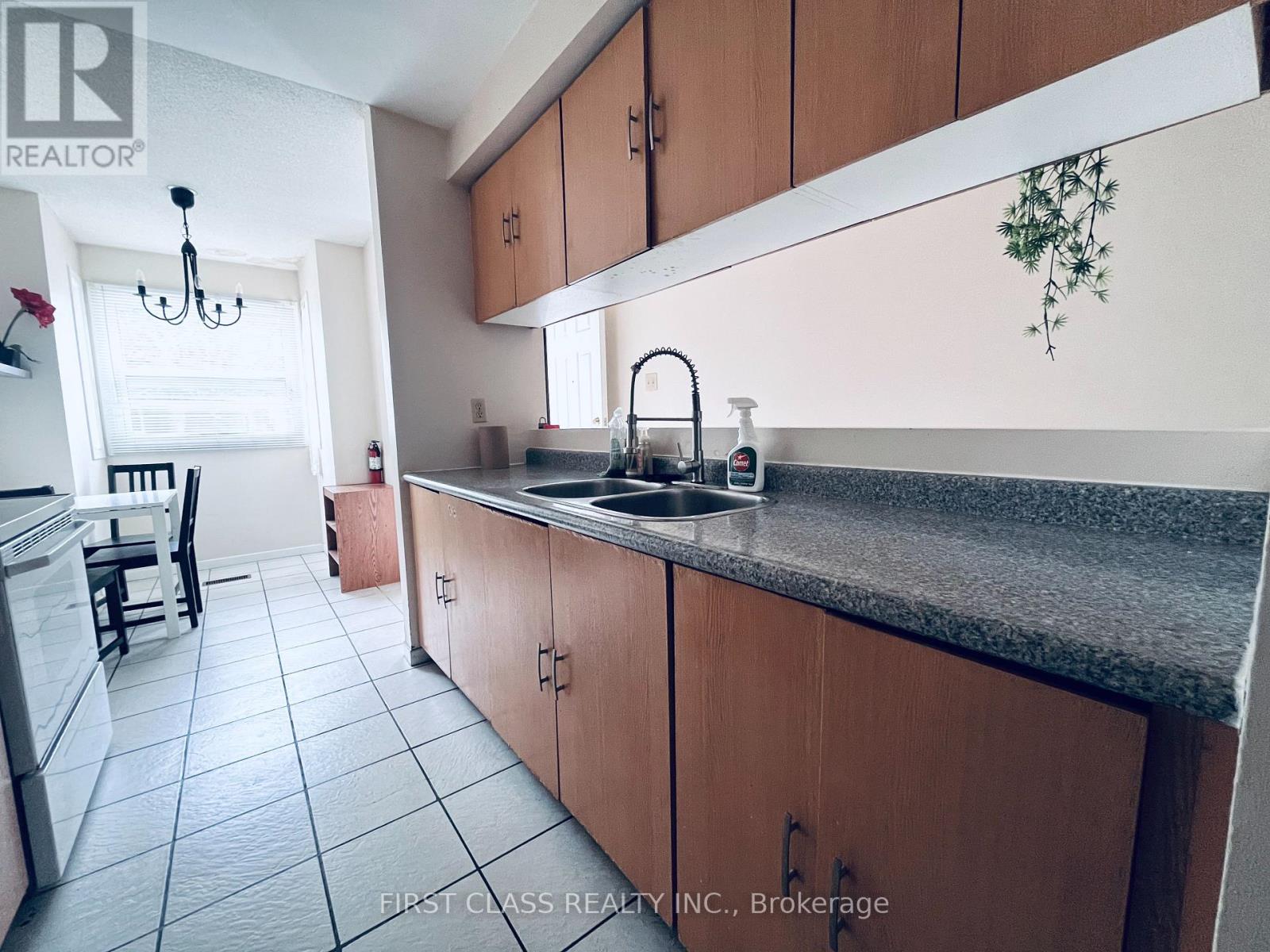 53 Spring Forest Square, Toronto, Ontario  M1S 4X3 - Photo 4 - E13492352