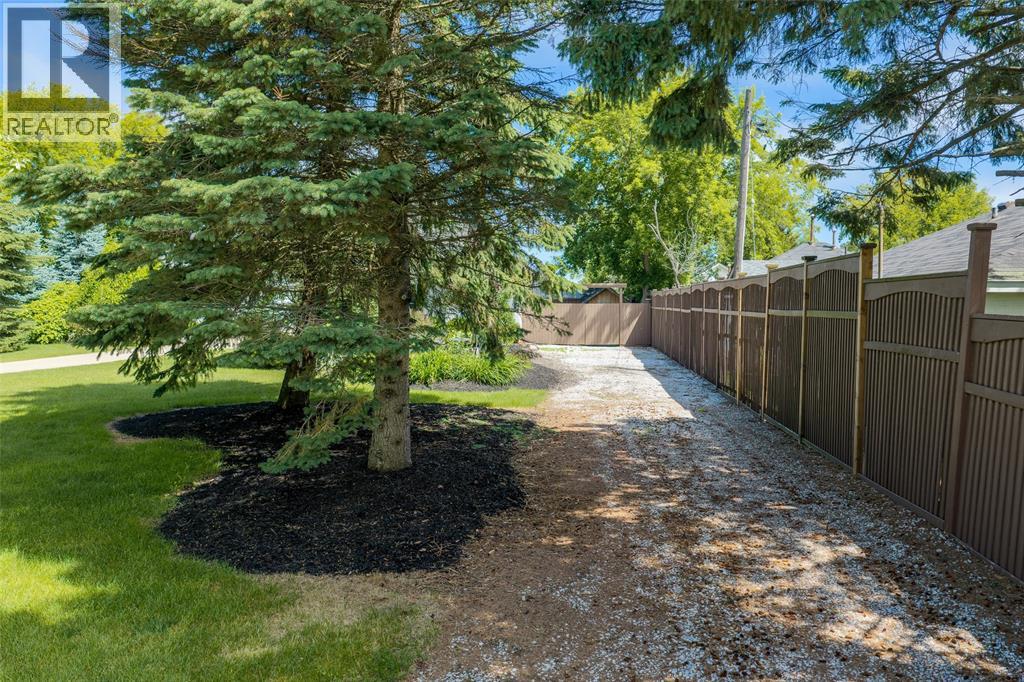 2120 Huron Shores Drive, Sarnia, Ontario  N7T 7H6 - Photo 36 - 26015070