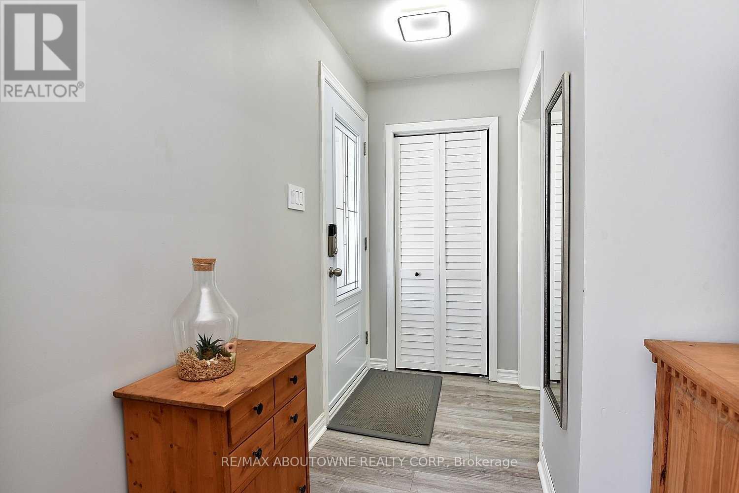 314 Bevan Drive, Burlington, Ontario  L7L 4L2 - Photo 5 - W13492418